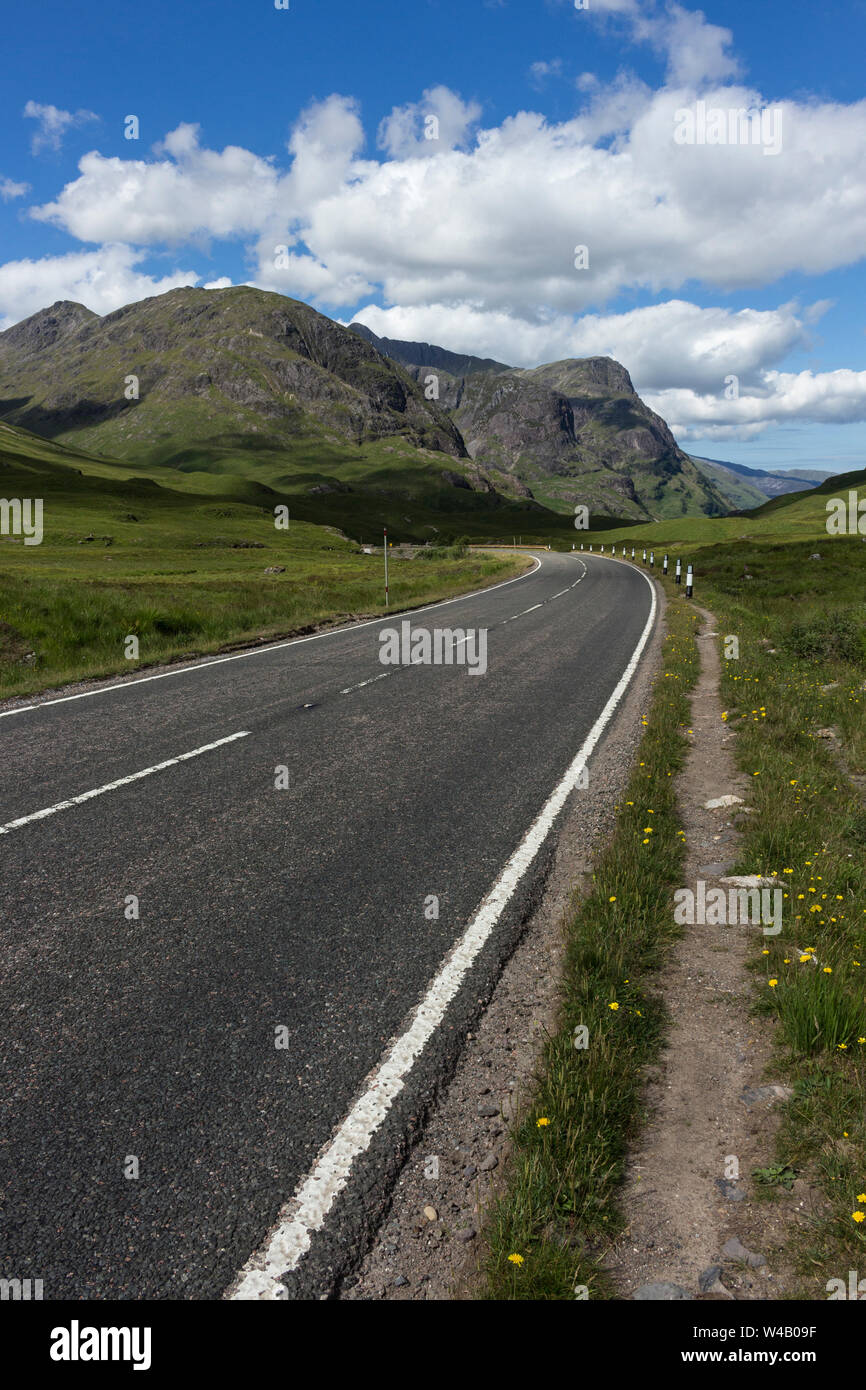 La strada attraverso Glen Coe Foto Stock