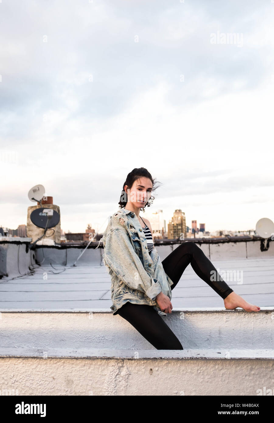 Giovane donna pone sul tetto di Brooklyn Foto Stock