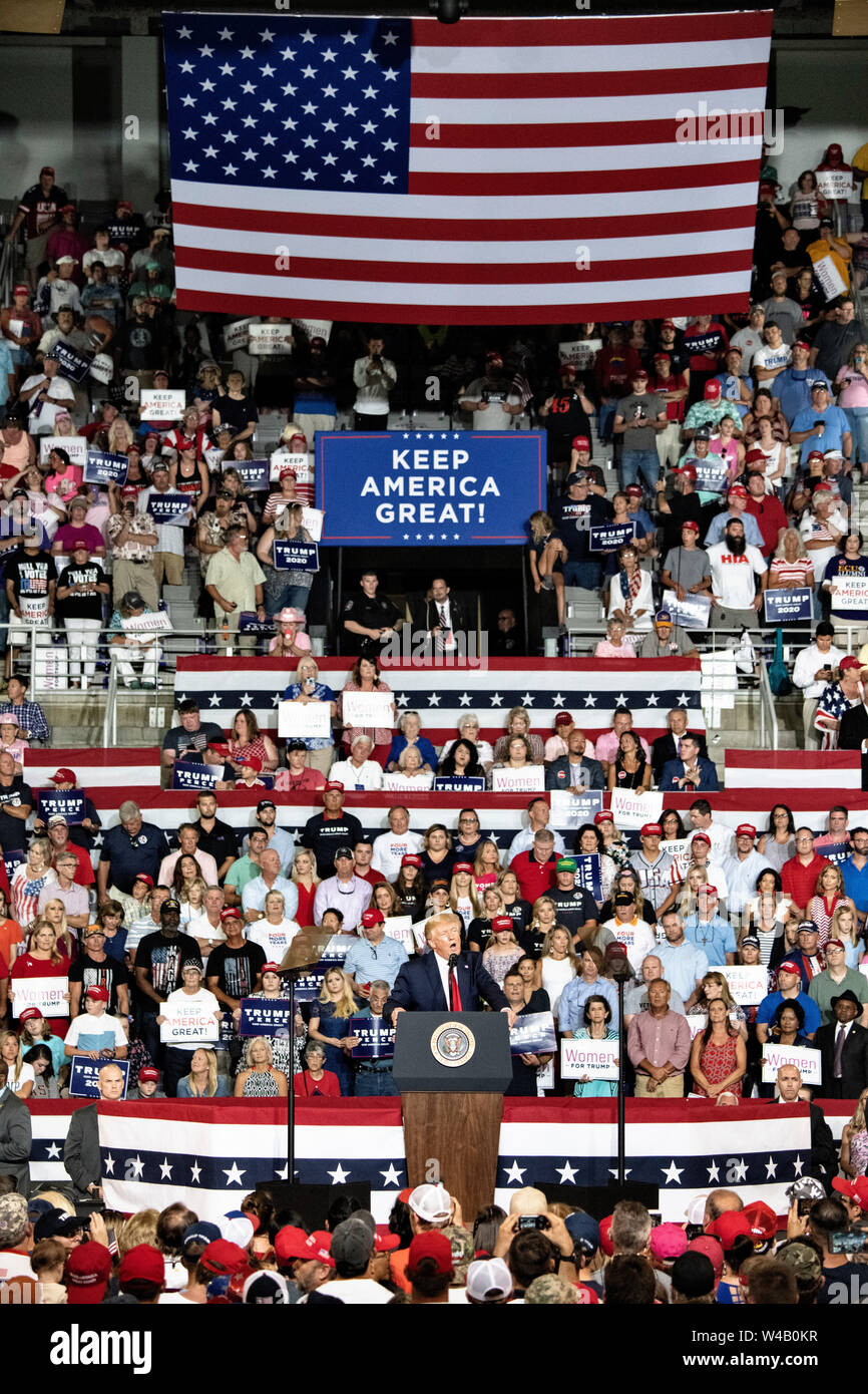 Stati Uniti Presidente Donald Trump risolve la folla di tifosi di una campagna al rally Williams Arena sul campus di East Carolina Università Luglio 17, 2019 a Greenville, North Carolina. Foto Stock