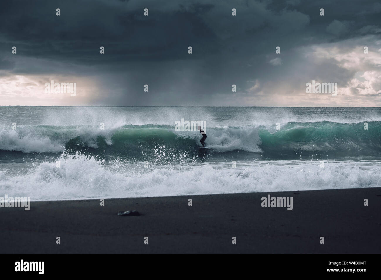 Freddo sessione di surf Foto Stock