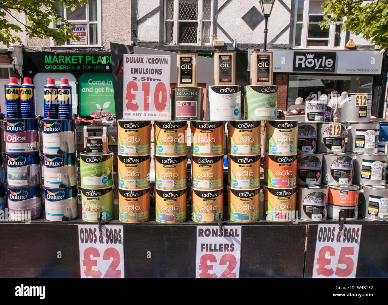 Barattoli di vernice e altri articoli per la vendita su un mercato settimanale stallo a Poulton le Fylde Lancashire England Regno Unito Foto Stock