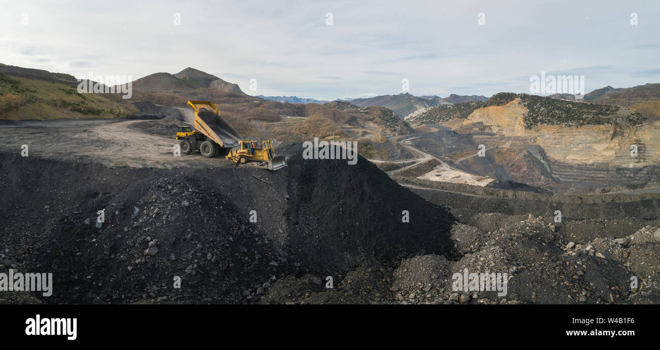 Il carbone carrello scarico dalla vista aerea in panoramica Foto Stock