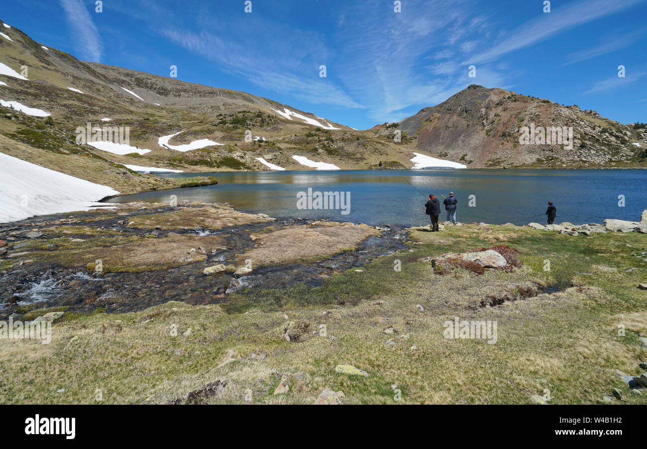 Lago di montagna con i pescatori, paesaggio nel parco naturale dei Pirenei catalani, Francia, Pyrenees-Orientales Foto Stock