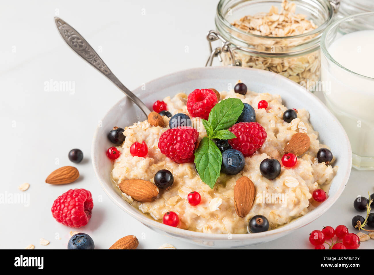 Oatmeal porridge immagini e fotografie stock ad alta risoluzione - Alamy