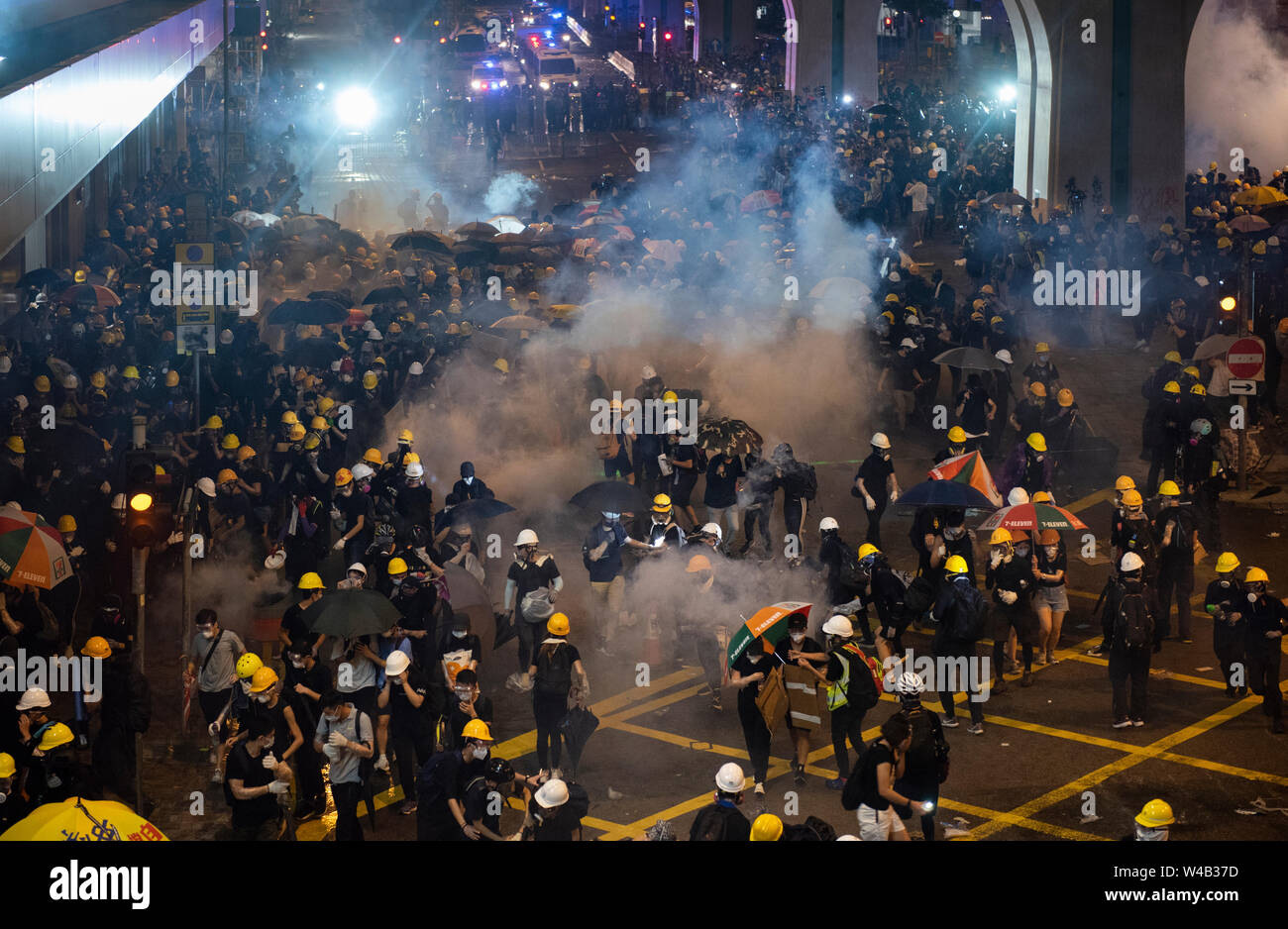 Gas lacrimogeni può essere visto durante gli scontri tra manifestanti e forze di polizia dopo aver preso parte ad un anti-legge in materia di estradizione rally di massa. Foto Stock