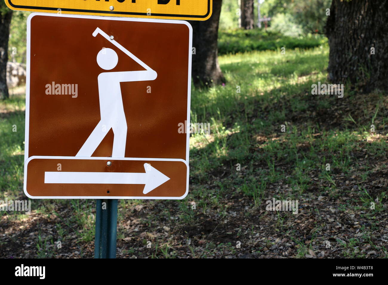 Marrone segno del golf, Pine Mountain Lake, California. Foto Stock
