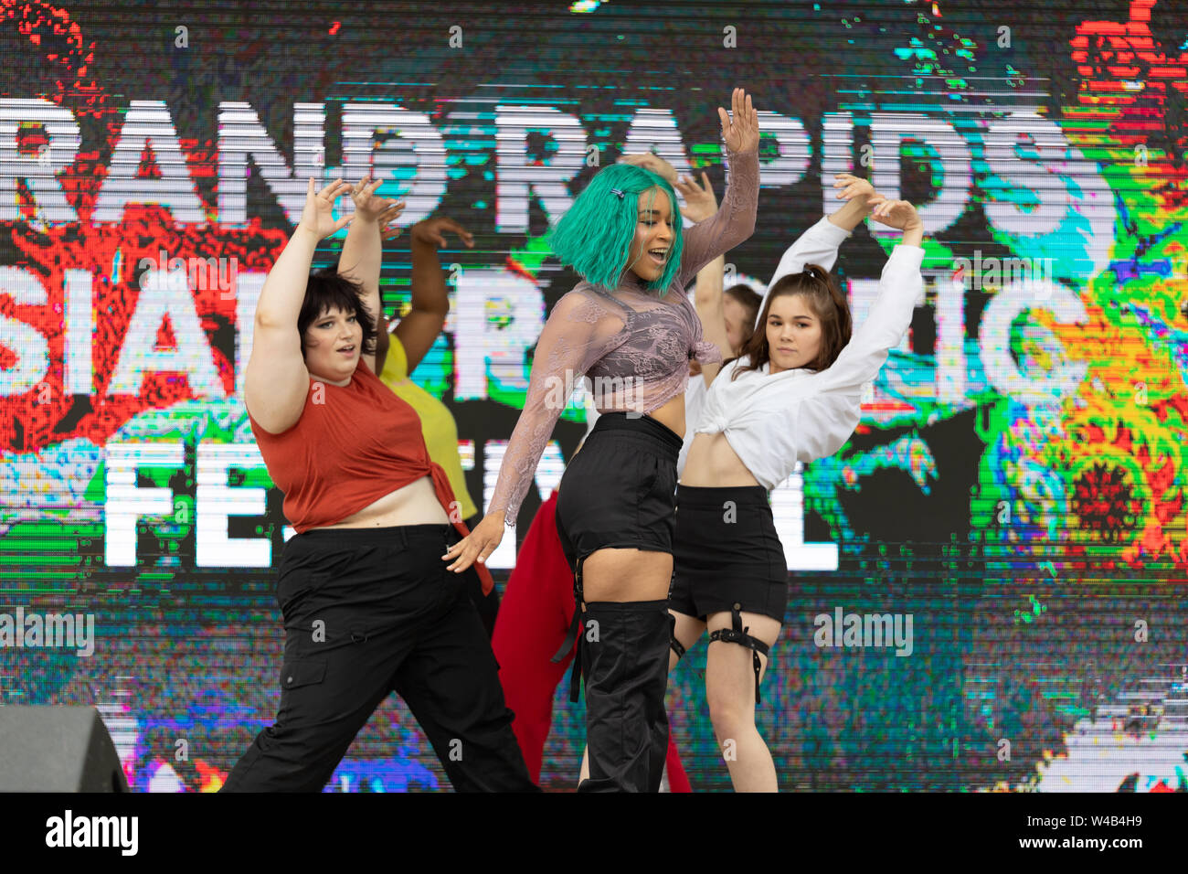 Grand Rapids, Michigan, Stati Uniti d'America - 15 Giugno 2019: Asian Pacific Festival, giovani donne di eseguire una visualizzazione di K Pop Dance presso la Rosa Parks cerchio Foto Stock