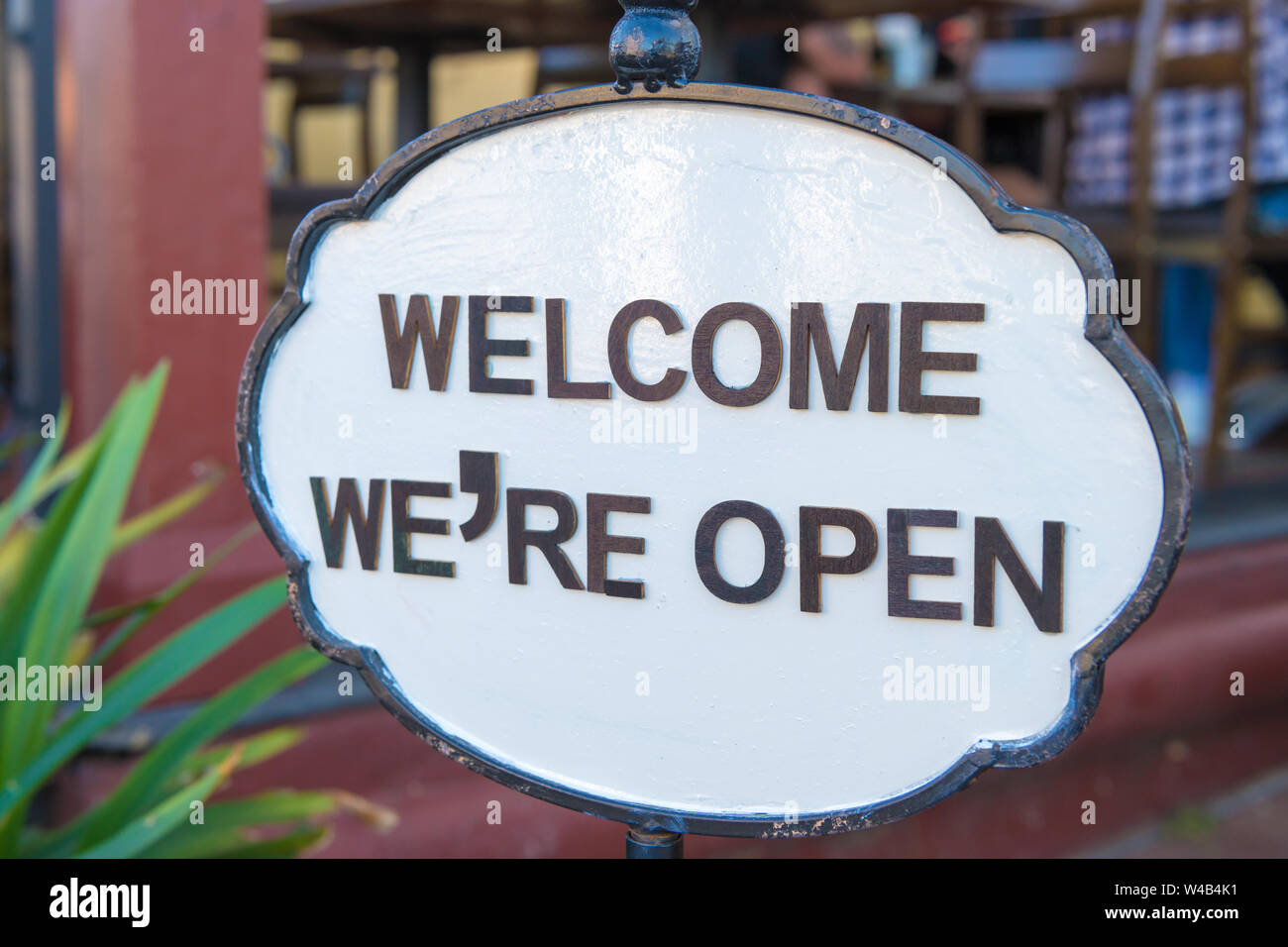 Benvenuti siamo aperti segno in ingresso ristorante, il concetto di ospitalità Foto Stock