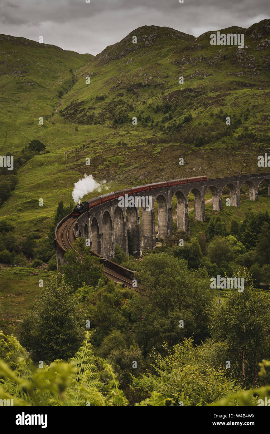 La scuola di Hogwarts Express attraversando il viadotto Glenfinnant, Scozia, Harry Potter location del film Foto Stock