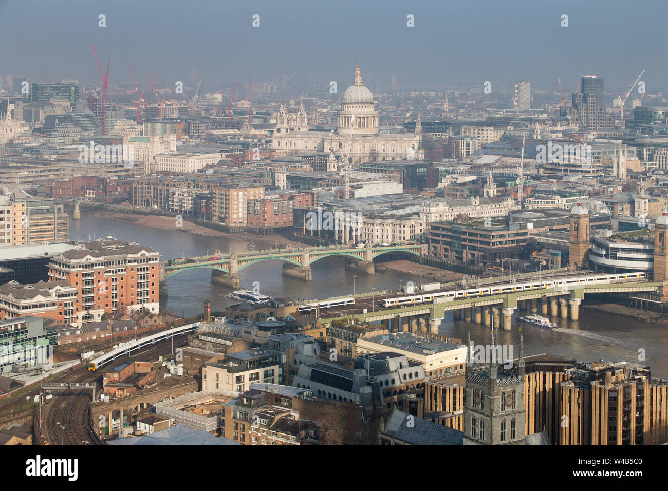 Vista aerea del London SE1 verso il fiume Tamigi, Southwark Bridge, la Cattedrale di St Paul Foto Stock