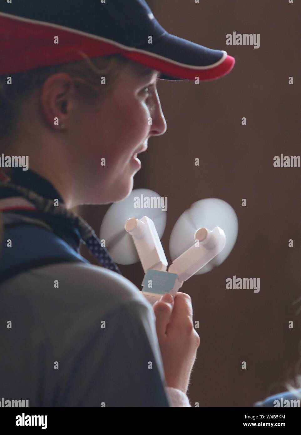 New York, Stati Uniti d'America. 21 Luglio, 2019. Uno studente utilizza un mini ventilatore elettrico per raffreddare se stessa off in New York City, Stati Uniti, 21 luglio 2019. La temperatura massima hit 36 gradi Celsius in New York City la domenica come un risultato di una ondata di caldo. Credito: Zhang Fengguo/Xinhua/Alamy Live News Foto Stock