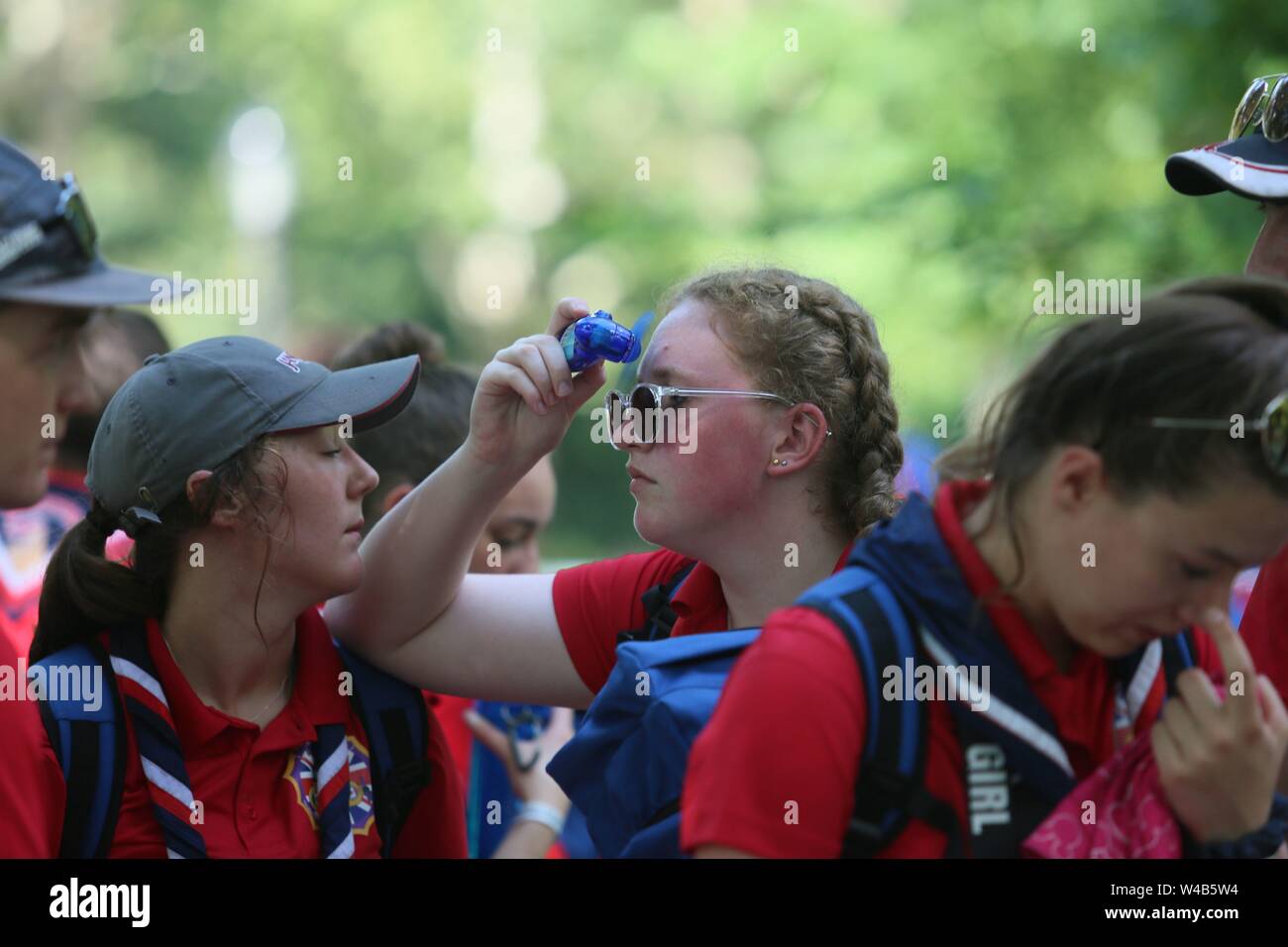 New York, Stati Uniti d'America. 21 Luglio, 2019. Uno studente utilizza un mini ventilatore elettrico per raffreddare se stessa off in New York City, Stati Uniti, 21 luglio 2019. La temperatura massima hit 36 gradi Celsius in New York City la domenica come un risultato di una ondata di caldo. Credito: Zhang Fengguo/Xinhua/Alamy Live News Foto Stock