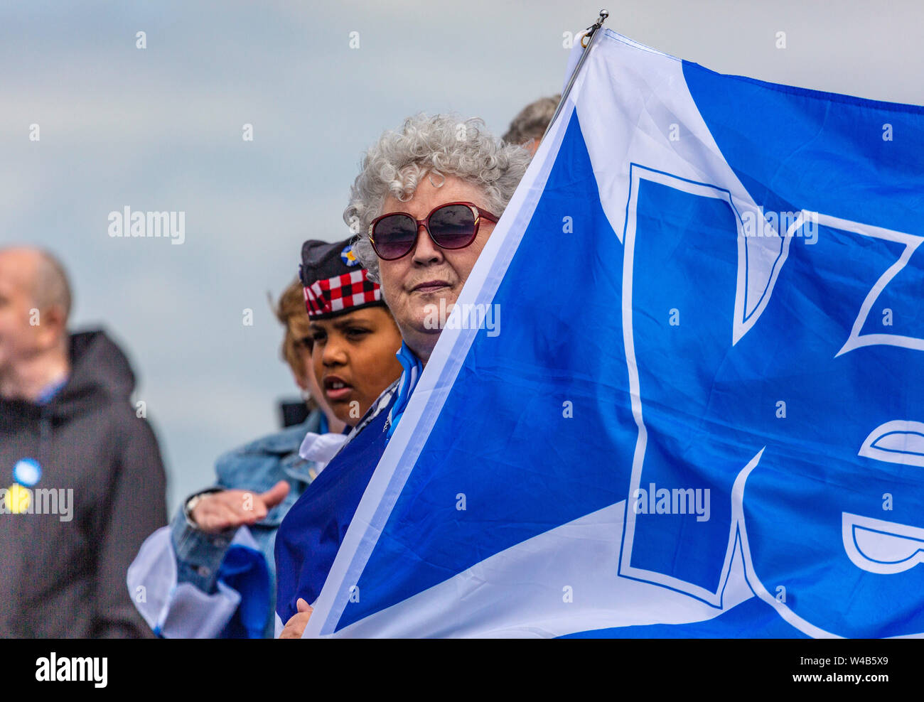 Ayr, tutti sotto uno striscione indipendenza marzo - 2019 Foto Stock