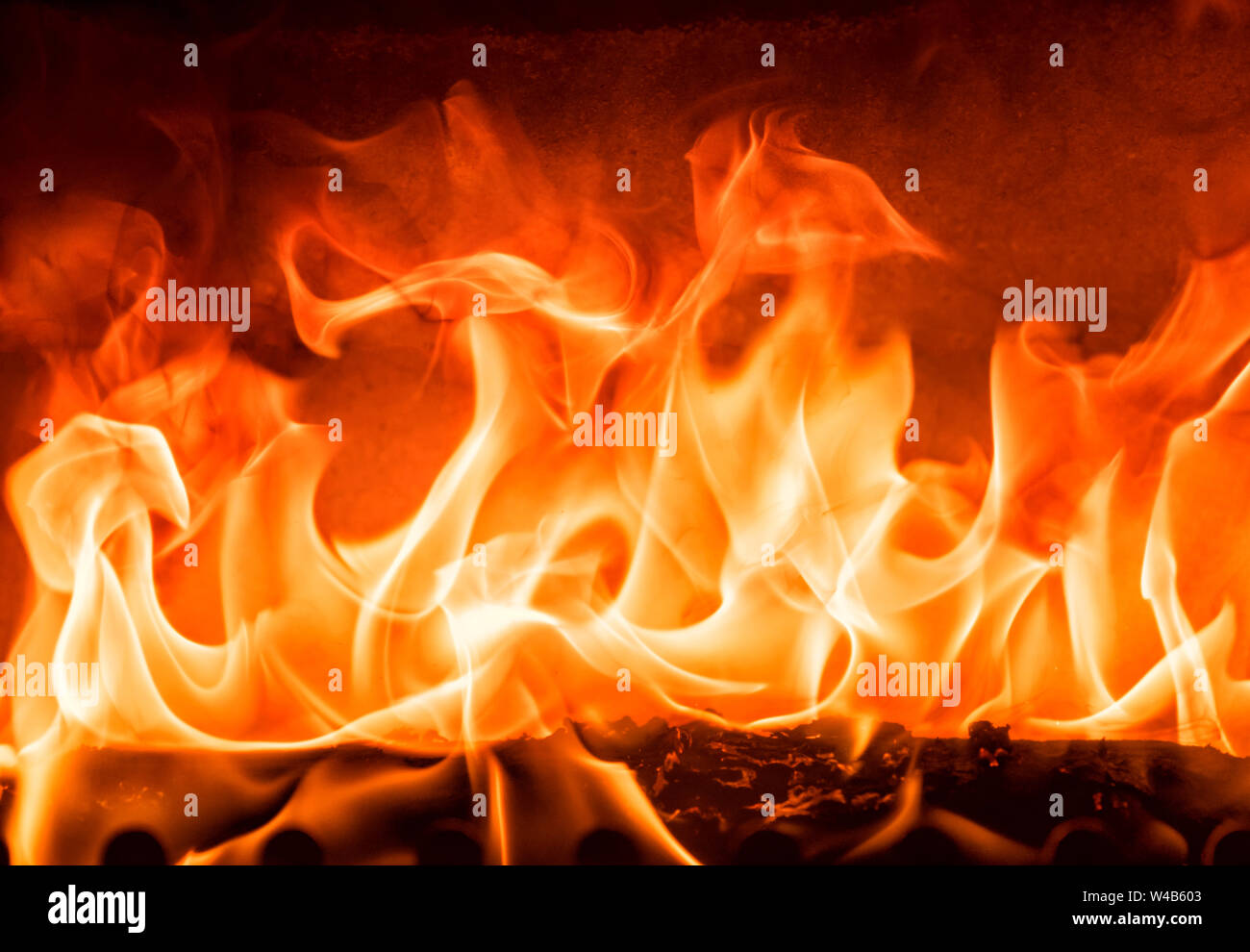 Rilassante nel fuoco di un Camino con focolare chiuso Foto Stock