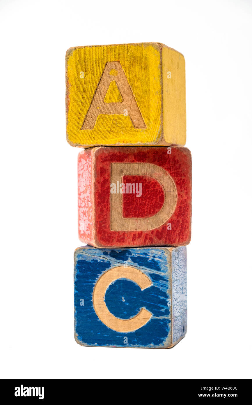 Concetto di immagine di apprendimento che mostra i cubetti di alfabeto come ADC Foto Stock