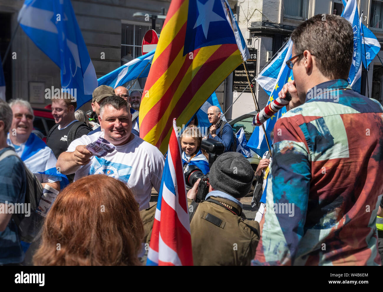 Ayr, tutti sotto uno striscione indipendenza marzo - 2019 Foto Stock