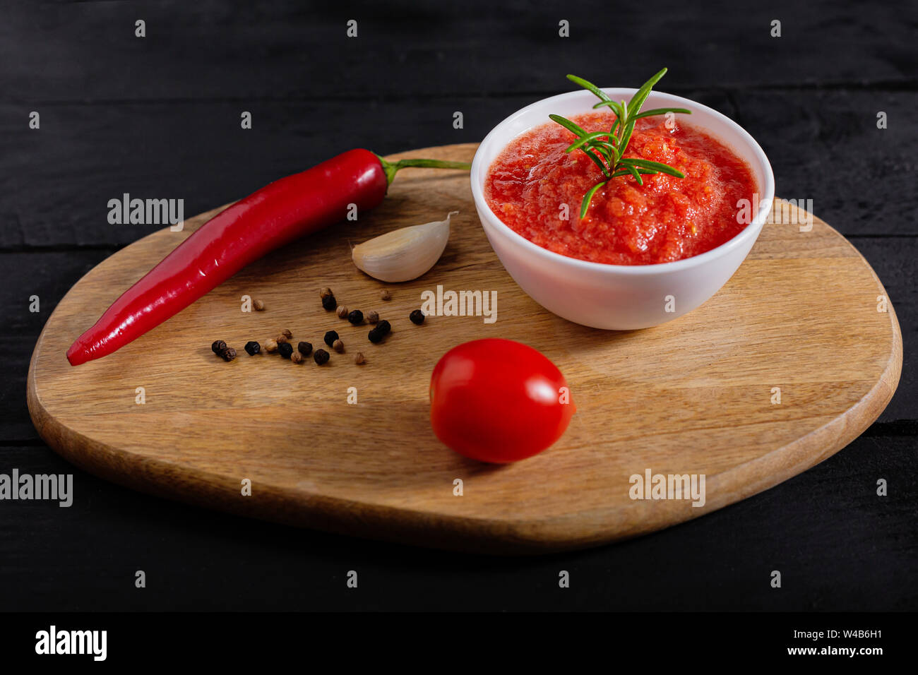 Magrebino tradizionale hot chili pepper pasta salsa Harissa. La Tunisia e cucina araba adjika Foto Stock