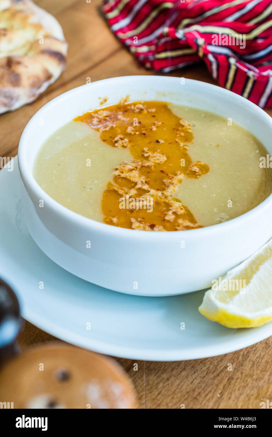 Bagno turco, zuppa di lenticchie con burro fritto salsa / Mercimek Corbasi presso il ristorante. Organici alimentari tradizionali. Foto Stock