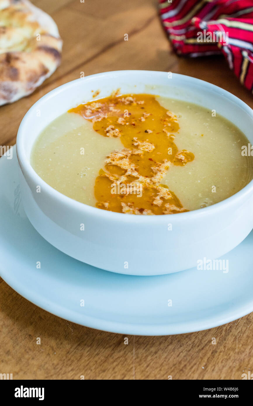 Bagno turco, zuppa di lenticchie con burro fritto salsa / Mercimek Corbasi presso il ristorante. Organici alimentari tradizionali. Foto Stock
