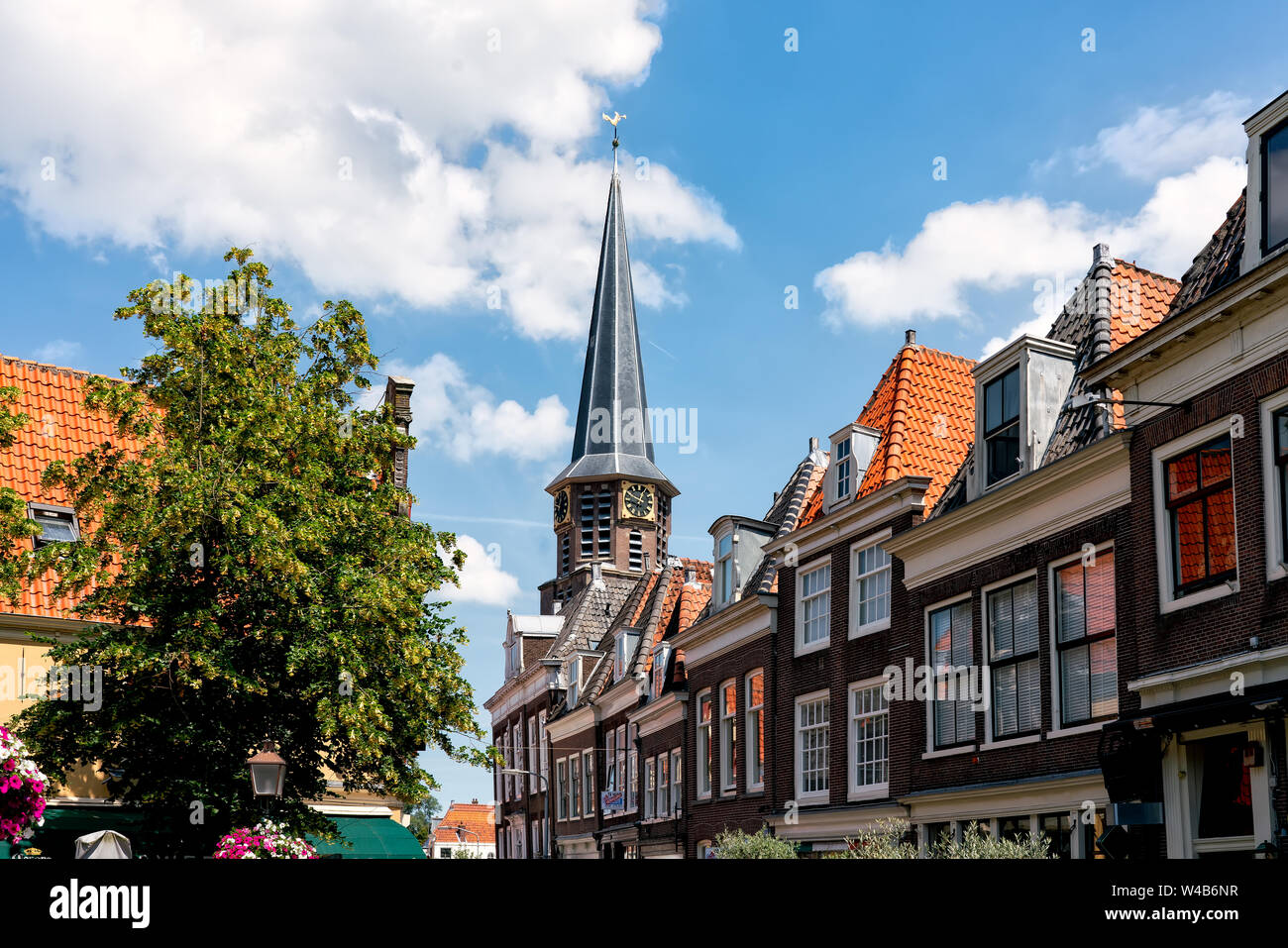 Paesaggio di Hoorn con edifici olandese e Grote Kerk (Chiesa), Paesi Bassi Paesi Bassi Foto Stock