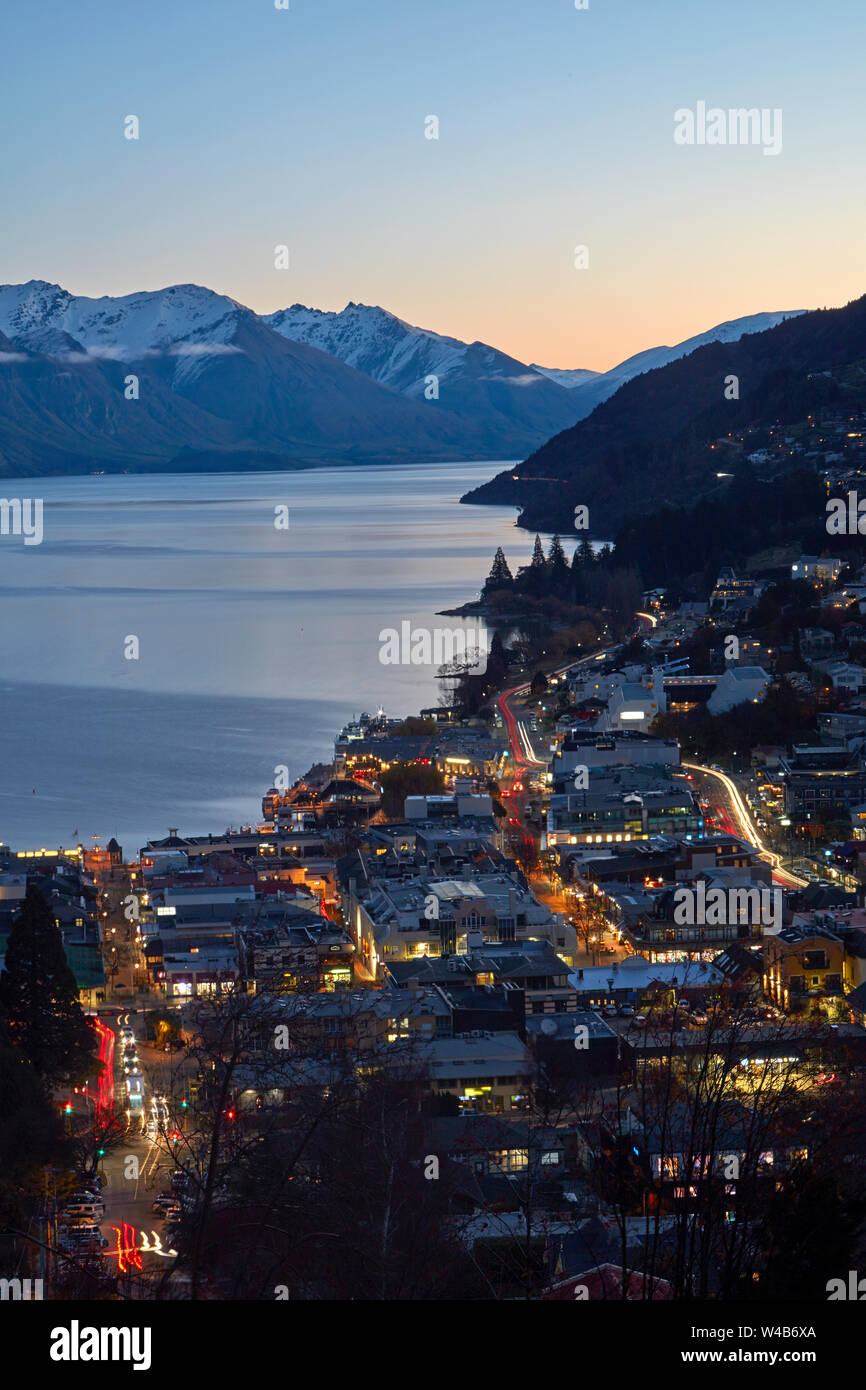 Tramonto sul lago Wakatipu e Queenstown, Isola del Sud, Nuova Zelanda Foto Stock