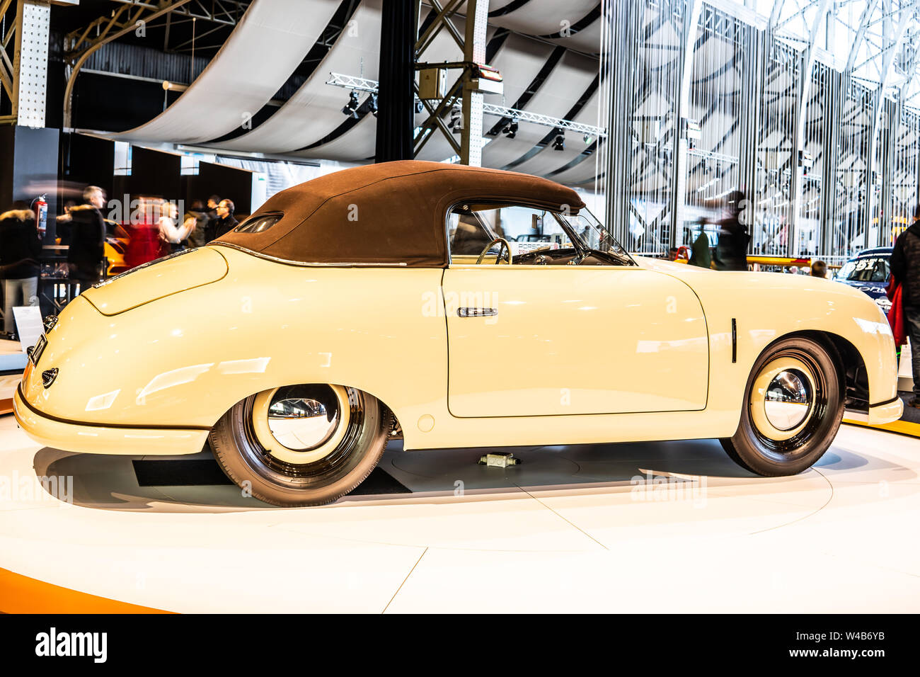 Bruxelles, Belgio, Jan 2019 vintage Porsche 356/2 Gmund Keibl Cabriolet 1949, Bruxelles AutoWorld Museum, esposizione: Porsche settantesimo anniversario Foto Stock