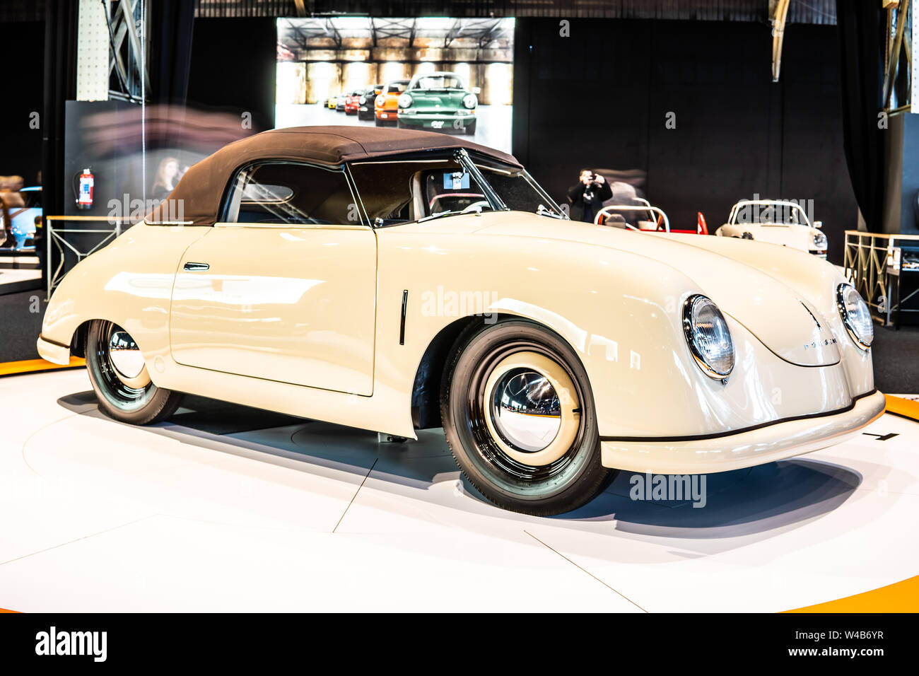 Bruxelles, Belgio, Jan 2019 vintage Porsche 356/2 Gmund Keibl Cabriolet 1949, Bruxelles AutoWorld Museum, esposizione: Porsche settantesimo anniversario Foto Stock