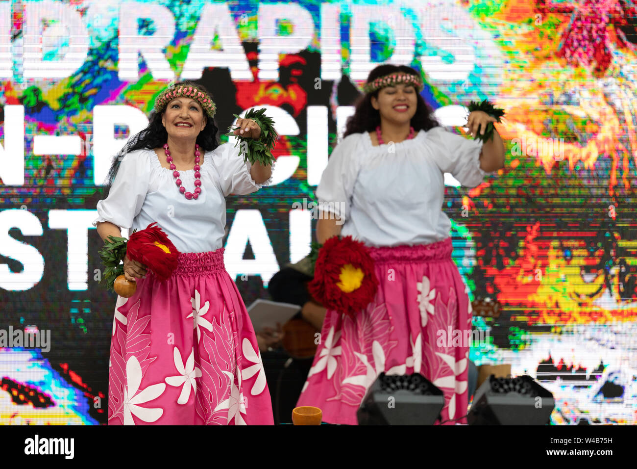 Grand Rapids, Michigan, Stati Uniti d'America - 15 Giugno 2019: Asian Pacific Festival, donna che indossa abiti tradizionali di eseguire una danza hula al Rosa Parks Circ Foto Stock