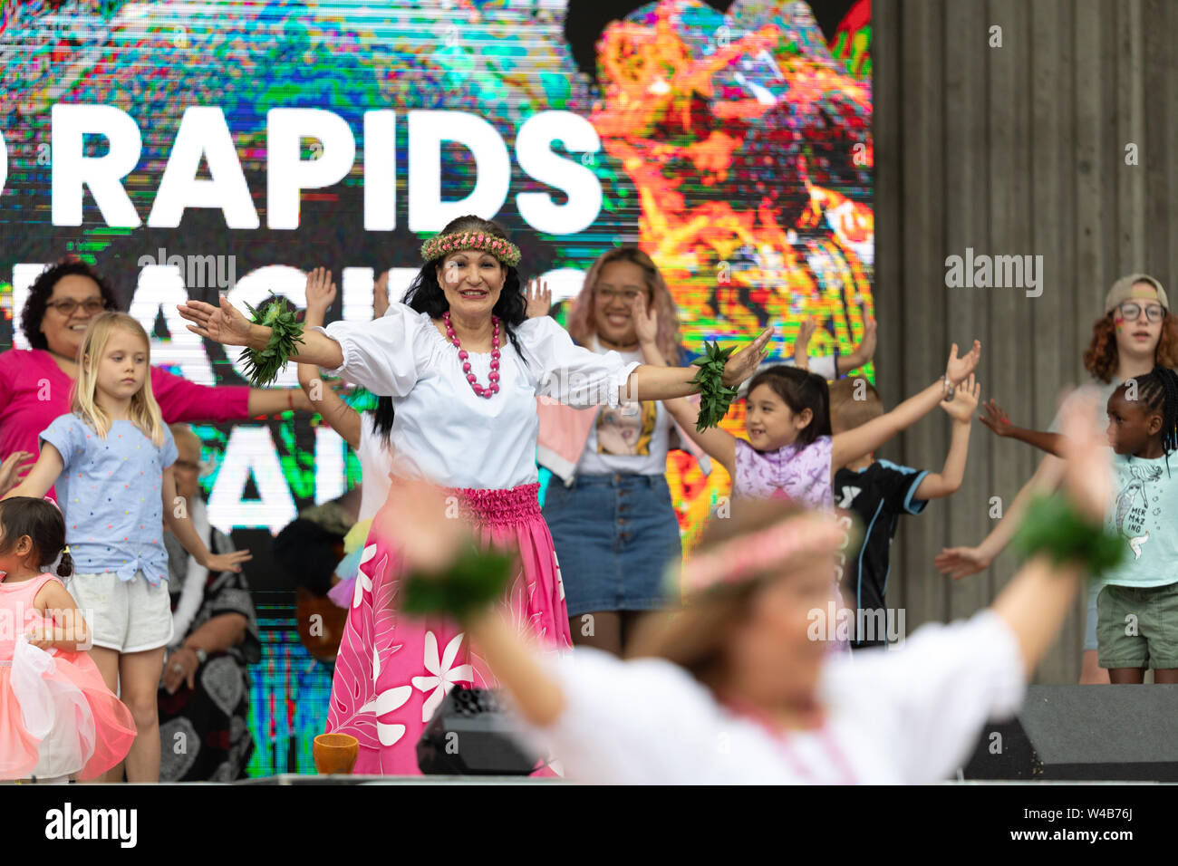 Grand Rapids, Michigan, Stati Uniti d'America - 15 Giugno 2019: Asian Pacific Festival, donna che indossa abiti tradizionali di eseguire una danza hula al Rosa Parks Circ Foto Stock