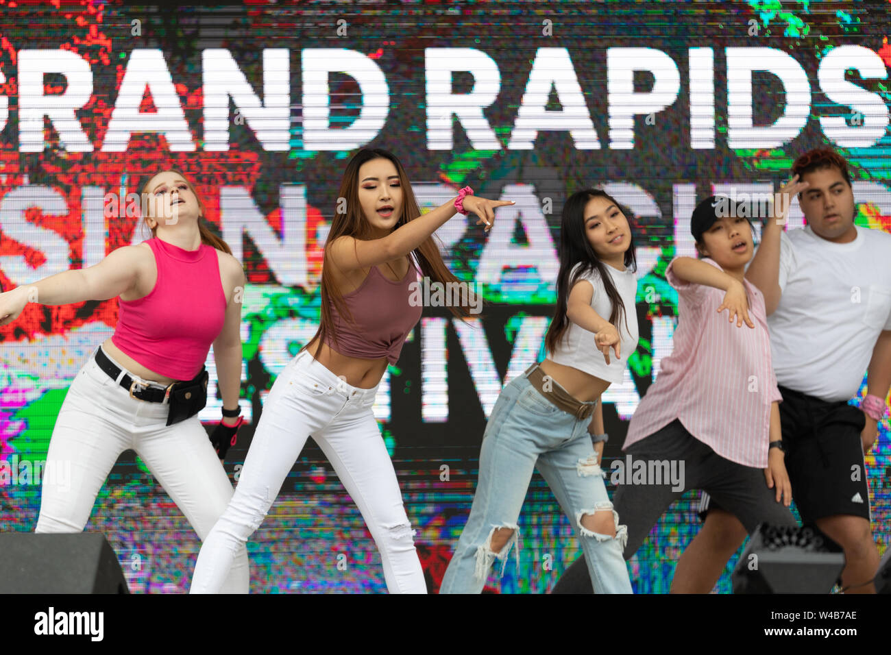 Grand Rapids, Michigan, Stati Uniti d'America - 15 Giugno 2019: giovani uomini e donne, di eseguire la moderna K-pop dance durante il festival asiatico a Rosa Park Foto Stock