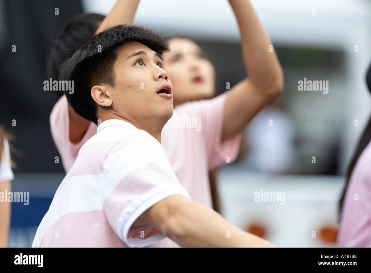 Grand Rapids, Michigan, Stati Uniti d'America - 15 Giugno 2019: giovani uomini e donne, di eseguire la moderna K-pop dance durante il festival asiatico a Rosa Park Foto Stock