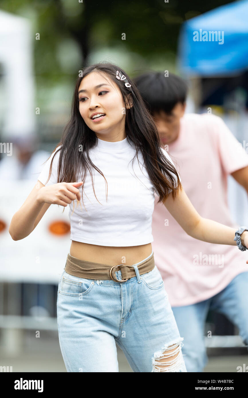 Grand Rapids, Michigan, Stati Uniti d'America - 15 Giugno 2019: giovani uomini e donne, di eseguire la moderna K-pop dance durante il festival asiatico a Rosa Park Foto Stock
