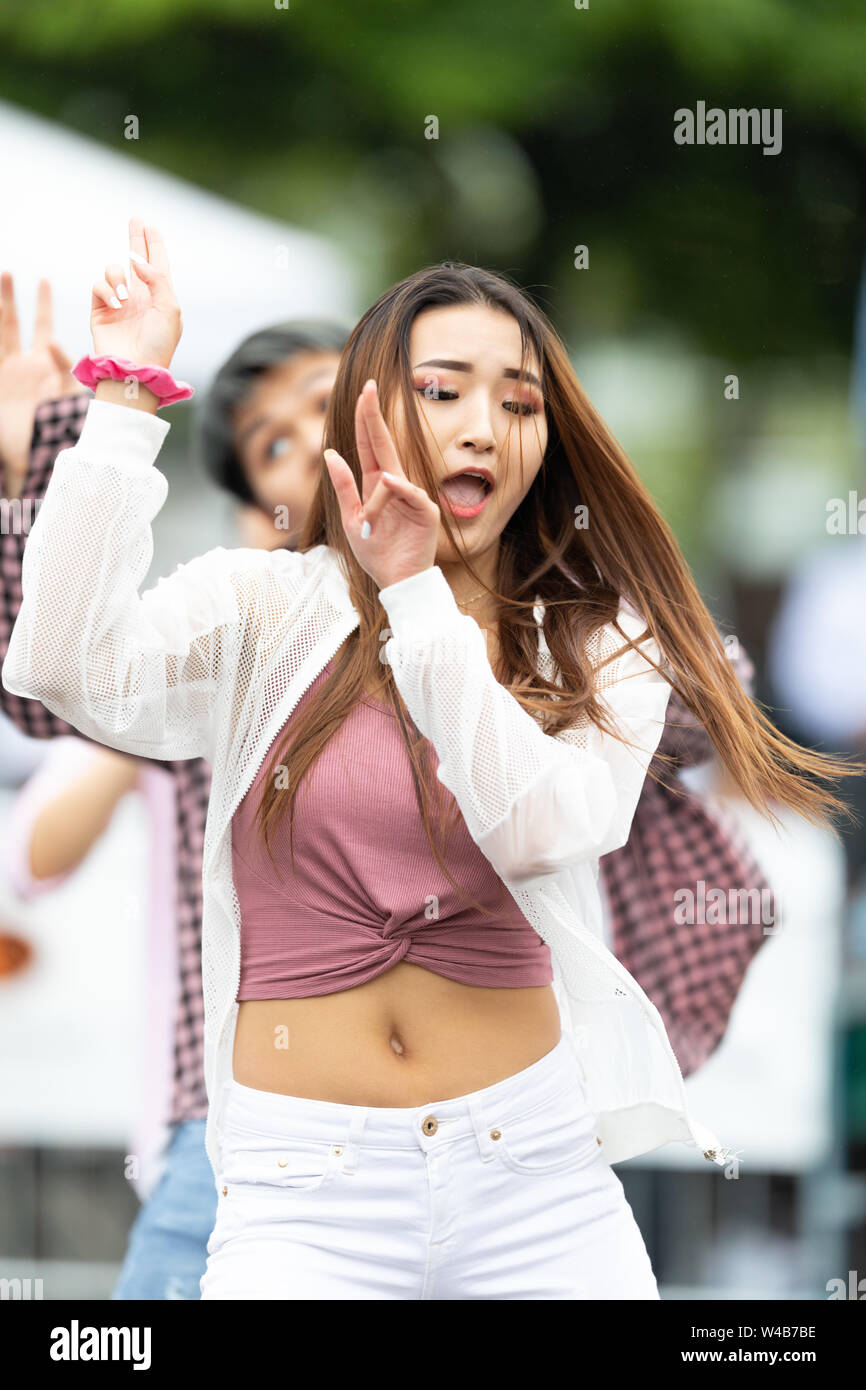 Grand Rapids, Michigan, Stati Uniti d'America - 15 Giugno 2019: giovani uomini e donne, di eseguire la moderna K-pop dance durante il festival asiatico a Rosa Park Foto Stock