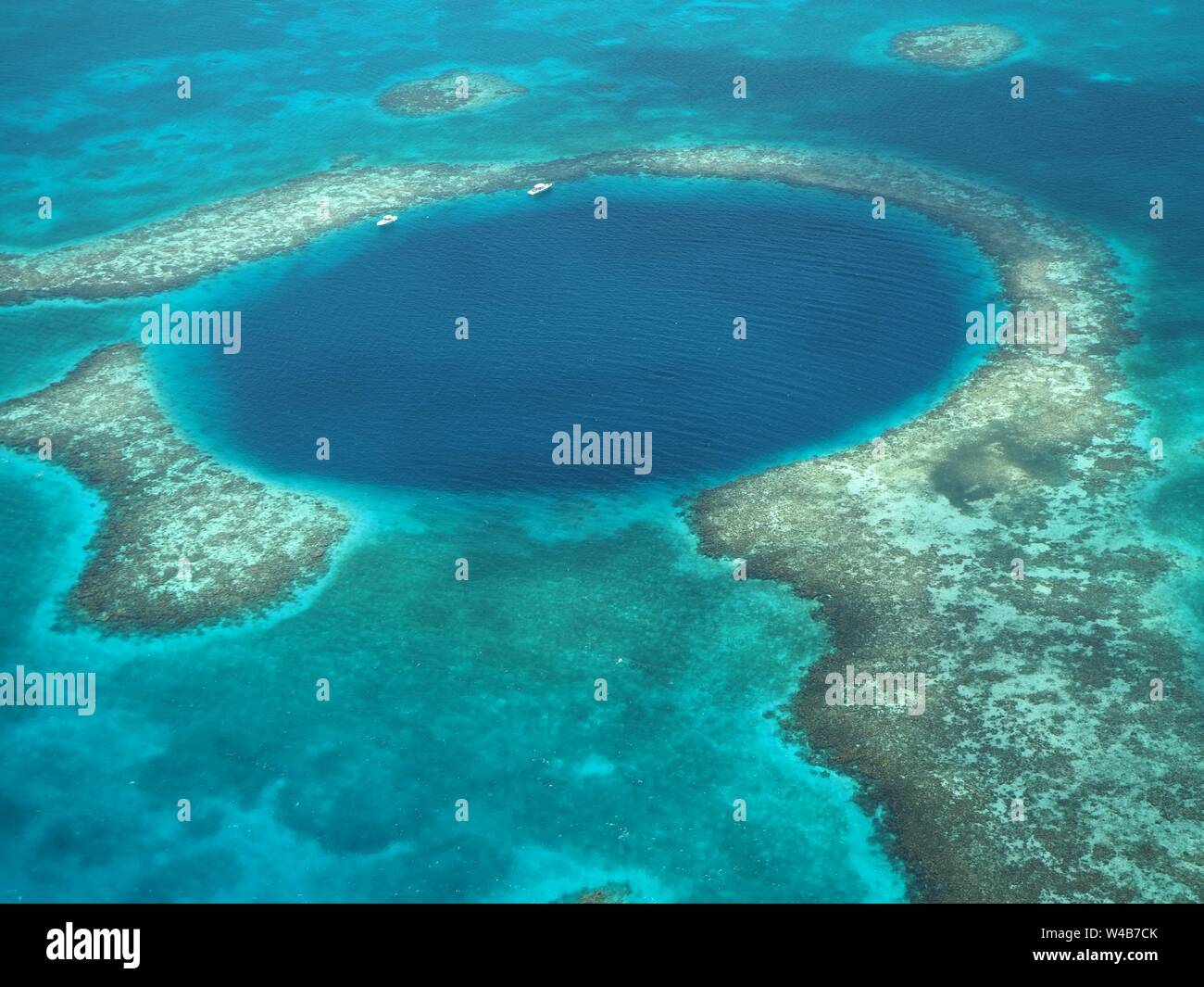Il grande buco blu dall'aria. Lighthouse Reef e Caye / Cay off Belize Costa. Underwater Cenote grotta che è collassata. Grotta di pietra calcarea. Foto Stock