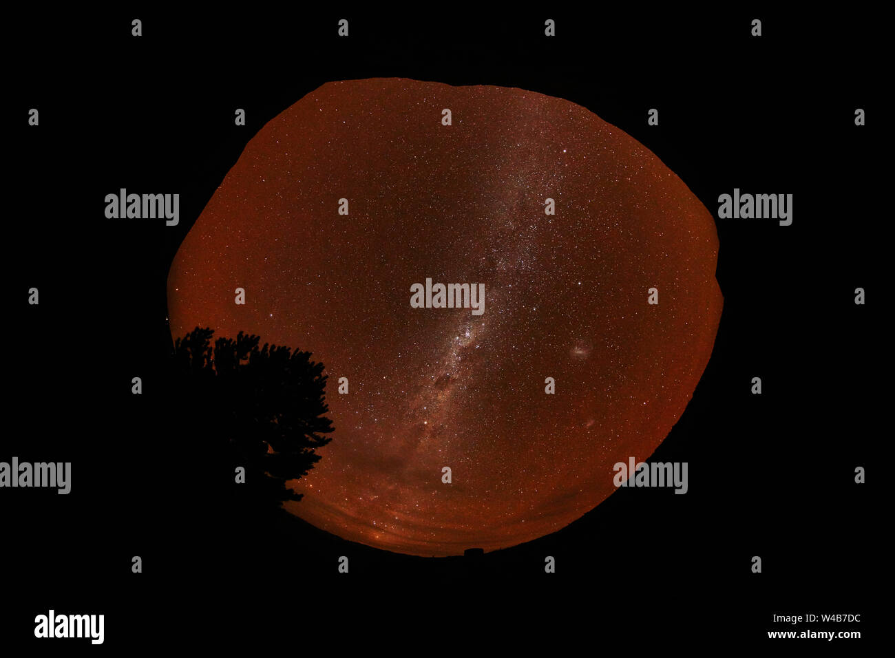 Via Lattea visto da di Ohau attraverso una lente fish-eye con un 360 gradi di orizzonte, paese di Mackenzie, Canterbury, Isola del Sud, Nuova Zelanda Foto Stock