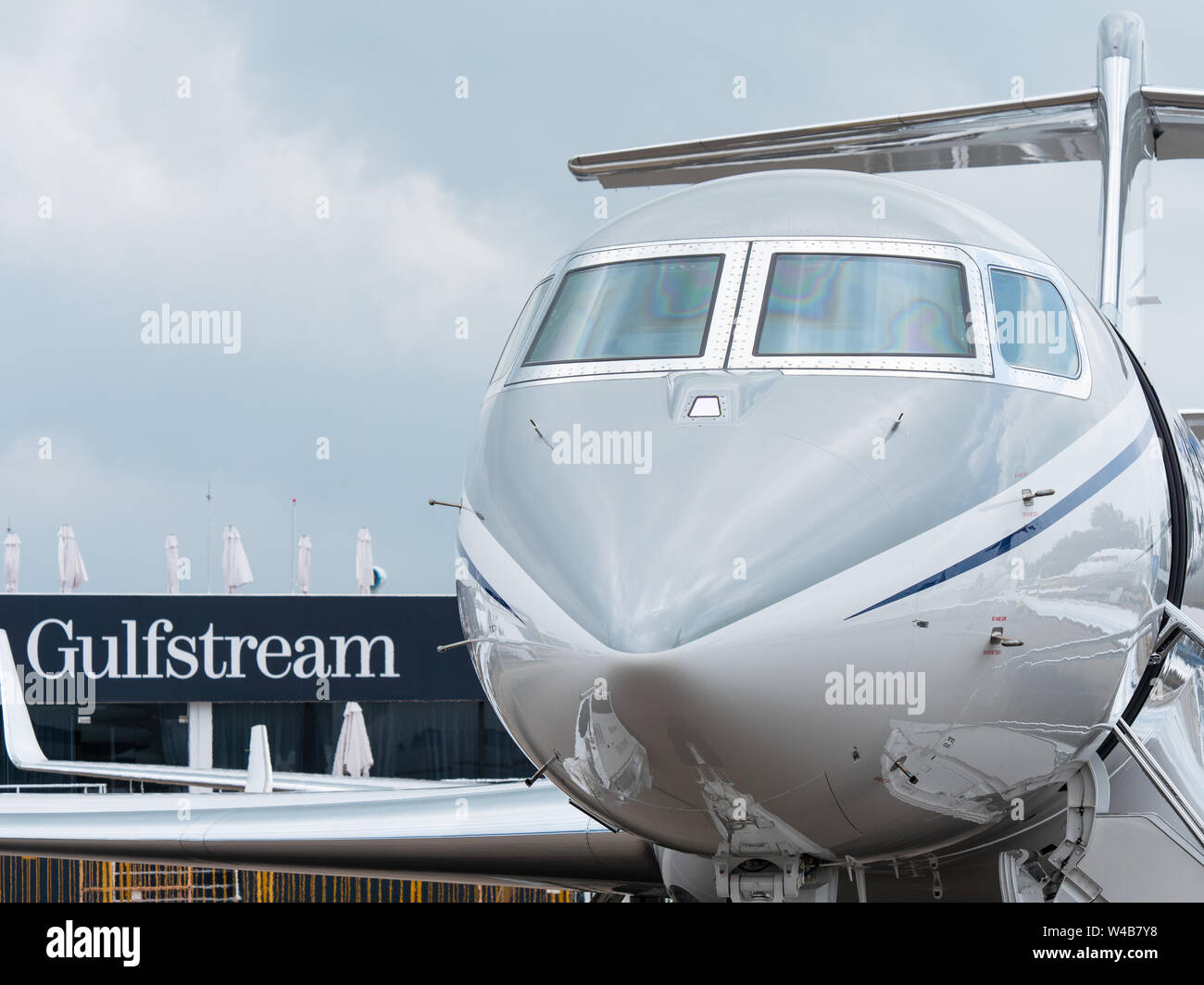 Singapore - Febbraio 4, 2018: vista anteriore del Gulfstream business jet sullo schermo durante il Singapore Airshow presso il Centro Fieristico Changi di Singapore. Foto Stock