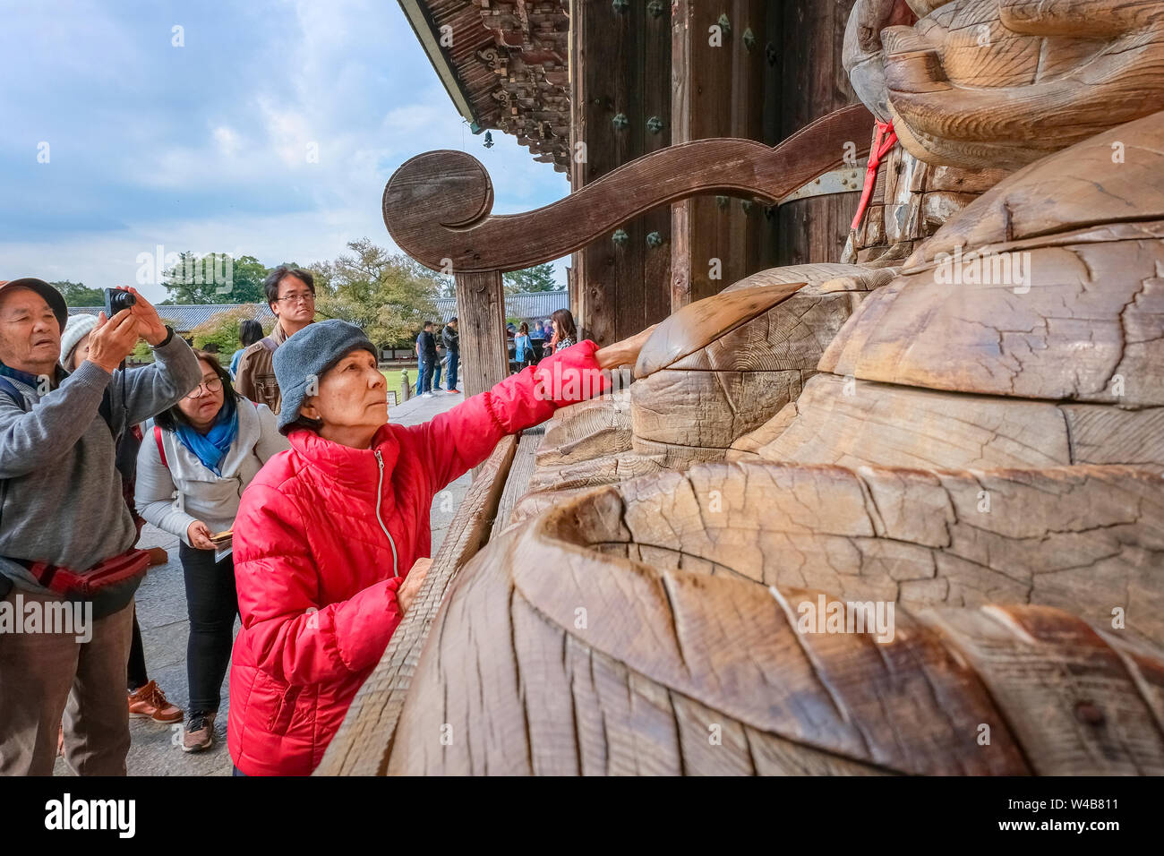 Nara, Giappone - 29 Ottobre 2018: Unidentified senior donna asiatica con Binzuru - la guarigione di Buddha a Tempio Todaiji Foto Stock