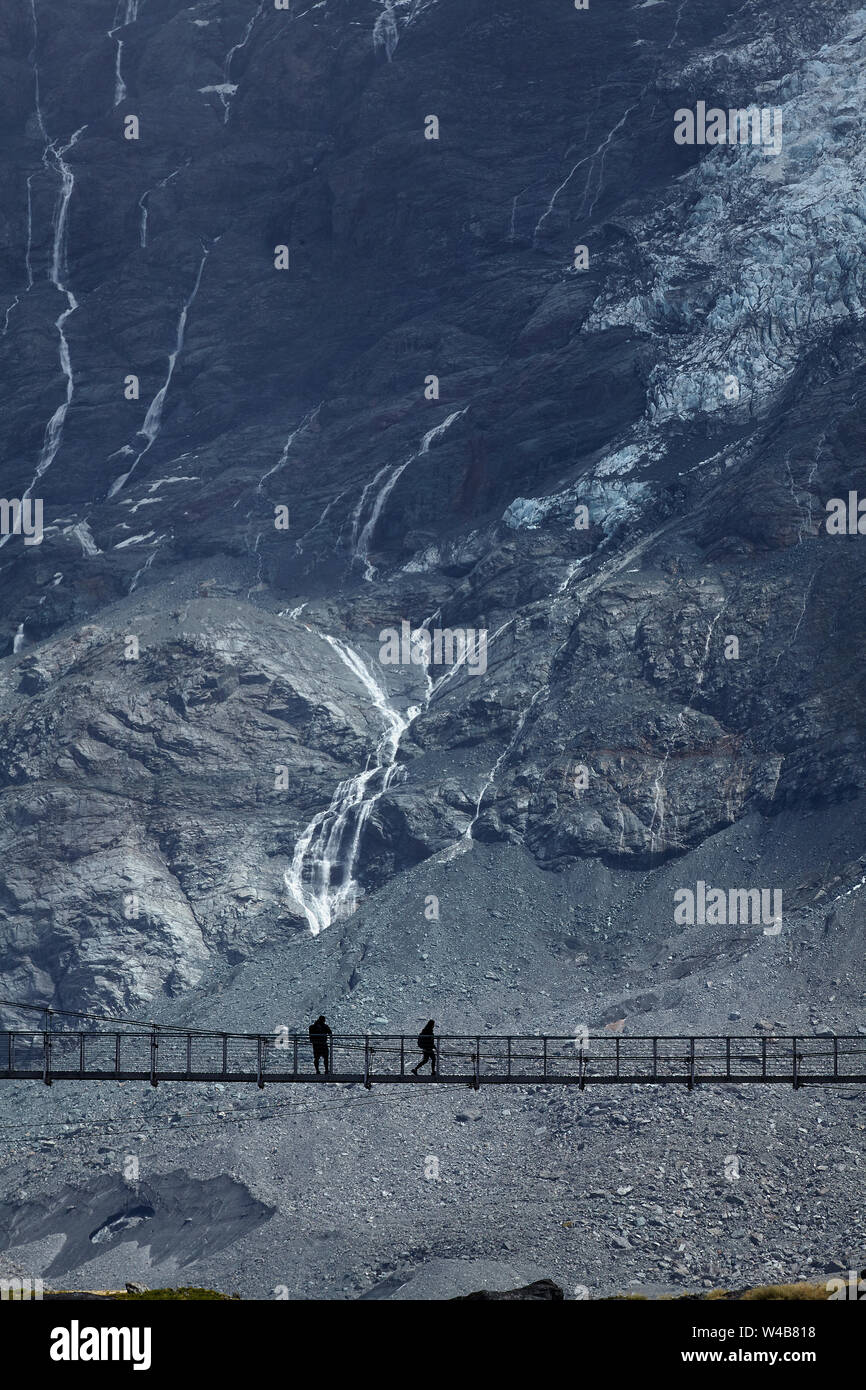 Gli escursionisti su Hooker River Footbridge & Mt Sefton, Aoraki / Mt Cook National Park, Canterbury, Isola del Sud, Nuova Zelanda Foto Stock