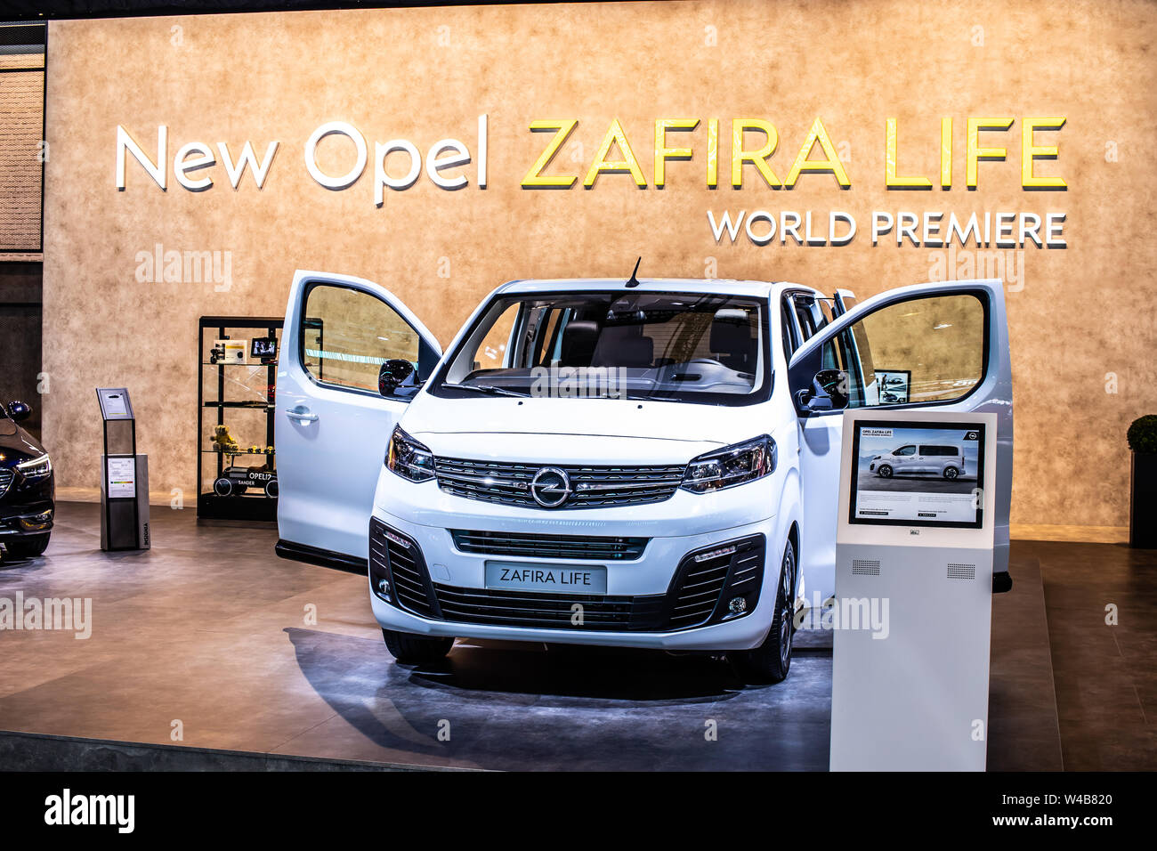 Bruxelles, Belgio, Jan 2019 Nuova OPEL Zafira Vita, Bruxelles Motor Show, passeggero luce versione furgone commerciale prodotta da Opel (gruppo PSA) Foto Stock