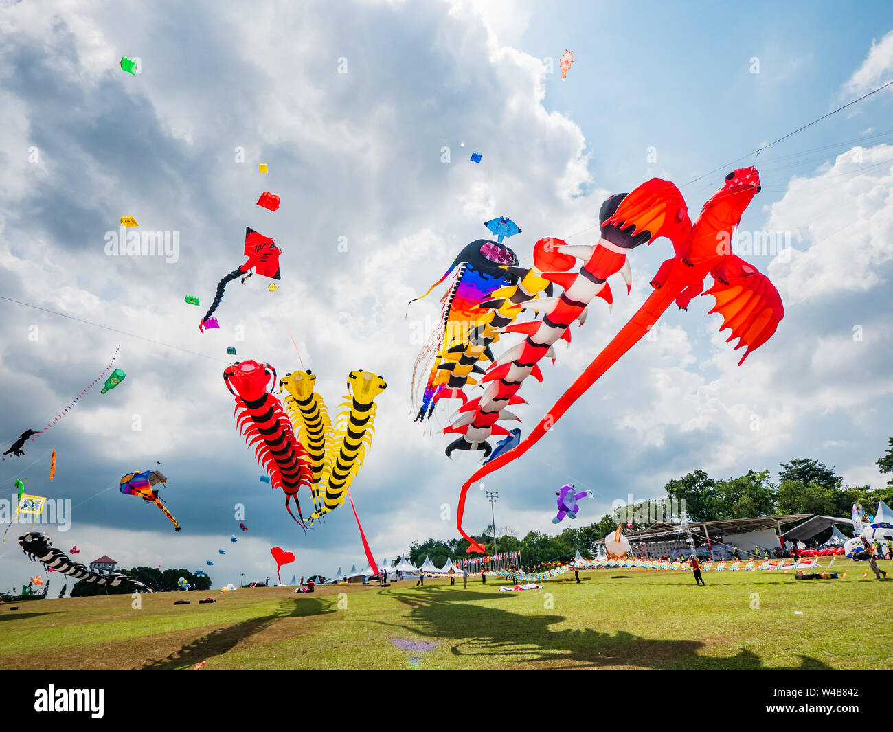 Pasir Gudang, Malesia - 3 Marzo 2018: Grandi aquiloni battenti al Pasir Gudang mondo Kite Festival di Johor Stato della Malaysia. Foto Stock