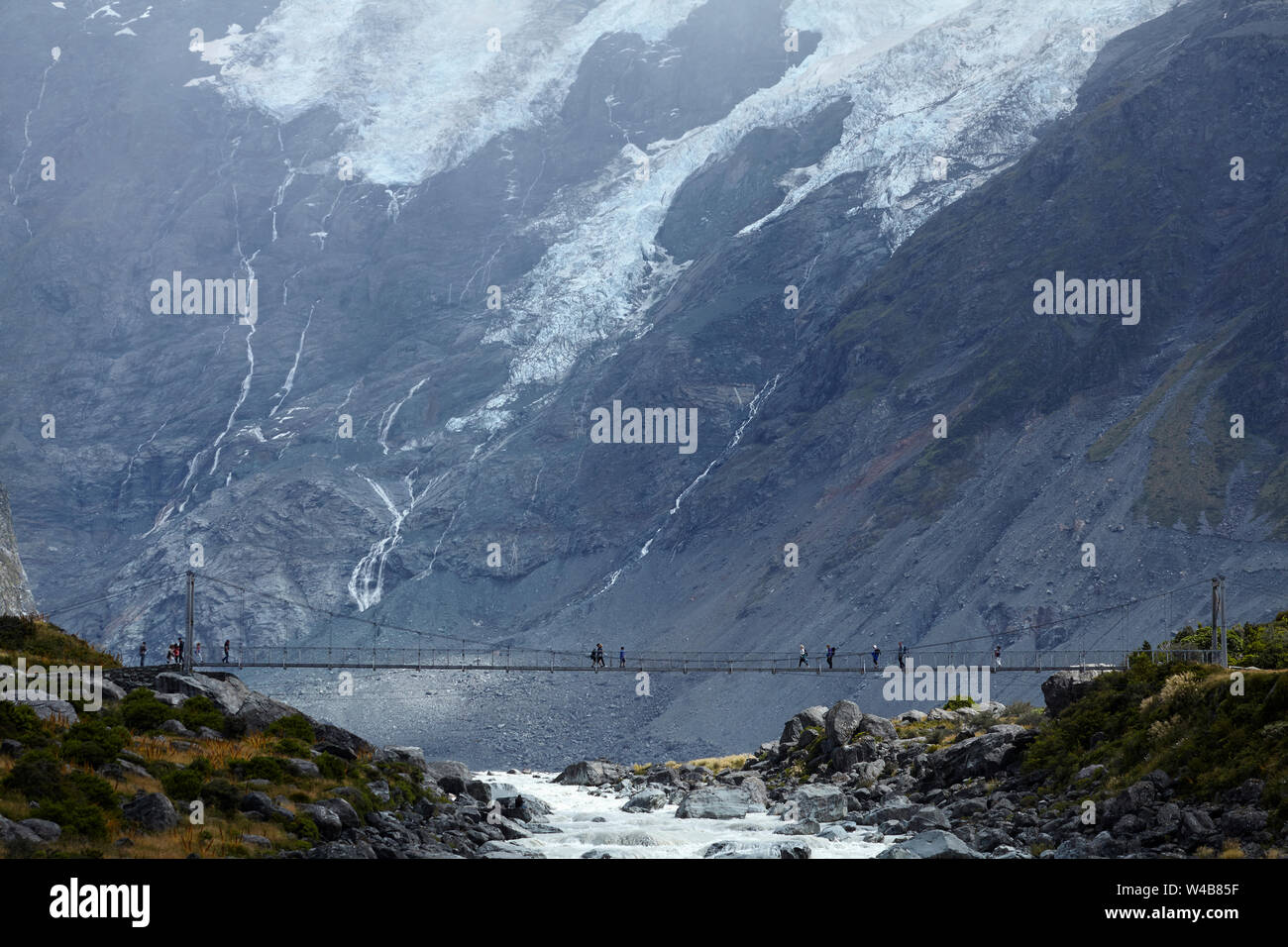 Gli escursionisti su Hooker River Footbridge & Mt Sefton, Aoraki / Mt Cook National Park, Canterbury, Isola del Sud, Nuova Zelanda Foto Stock