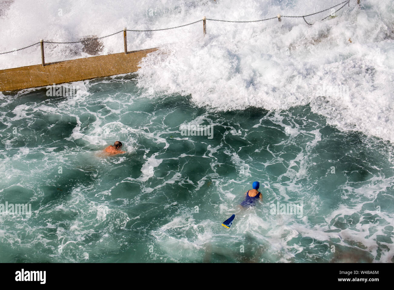 Ocean Beach piscina vista aerea di un uomo e di una donna a nuotare in Avalon Beach rock pool,Sydney , Australia Foto Stock