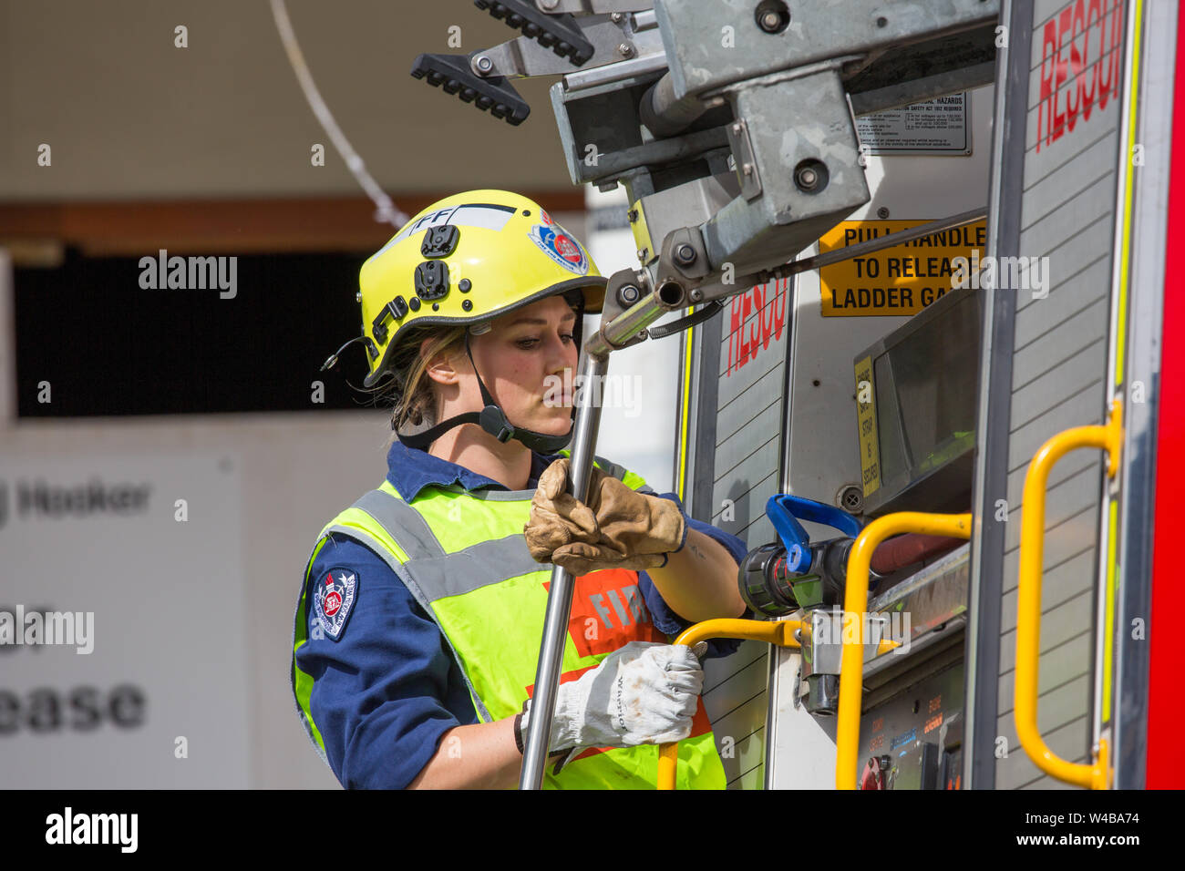 Femmina vigili del fuoco officer nel Nuovo Galles del sud di soccorso ed antincendio Lavorare a Sydney, Australia Foto Stock