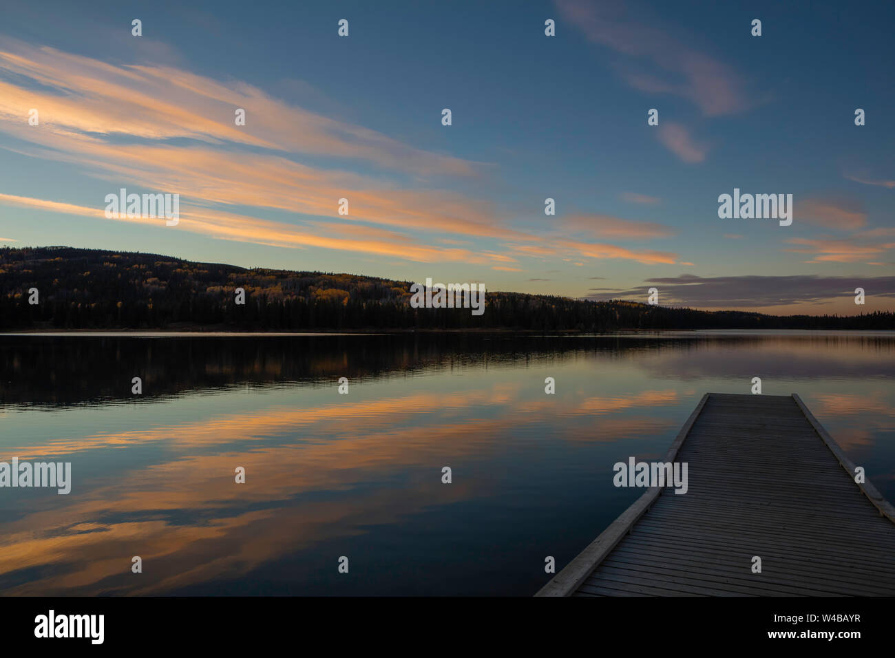 Tramonto e Pier, Jarvis Lago, William A. Svizz Parco Provinciale, Alberta, Canada Foto Stock