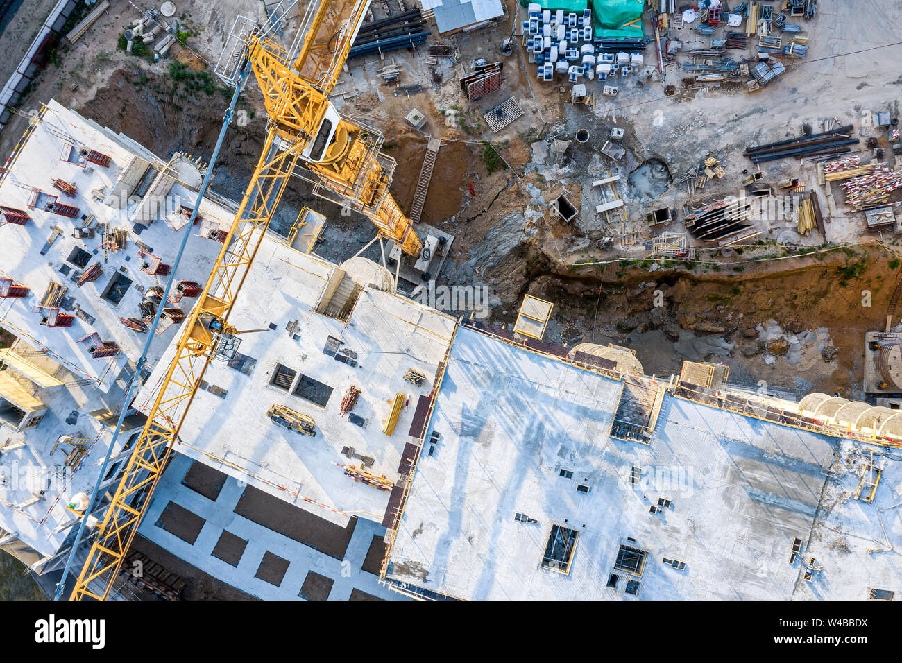 Vista superiore del giallo alta gru a torre lavorando al sito in costruzione. drone immagine Foto Stock