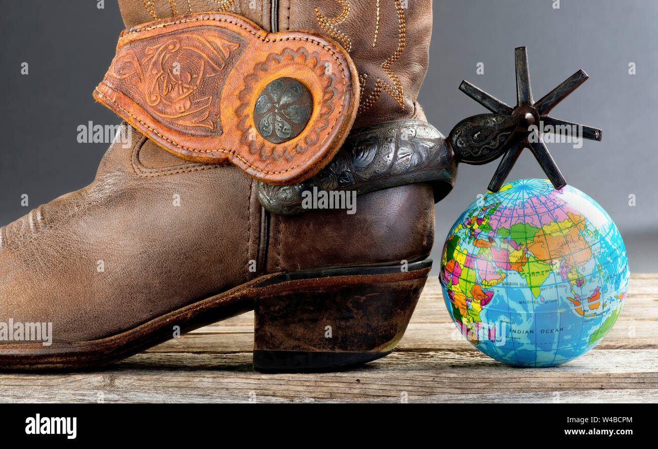 Mondo cowboy messicano con speroni e piccolo globo. Foto Stock