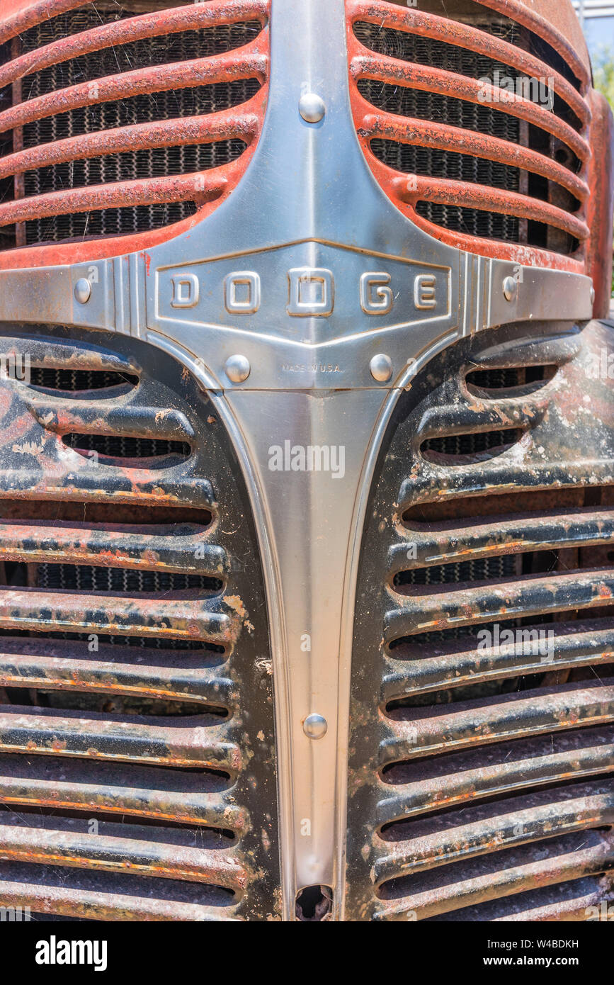 La griglia frontale di un vecchio trascurato red serie W vecchio camion Dodge dal 1939. Questa versione è stata denominata "Table Top" con un letto piano. Foto Stock