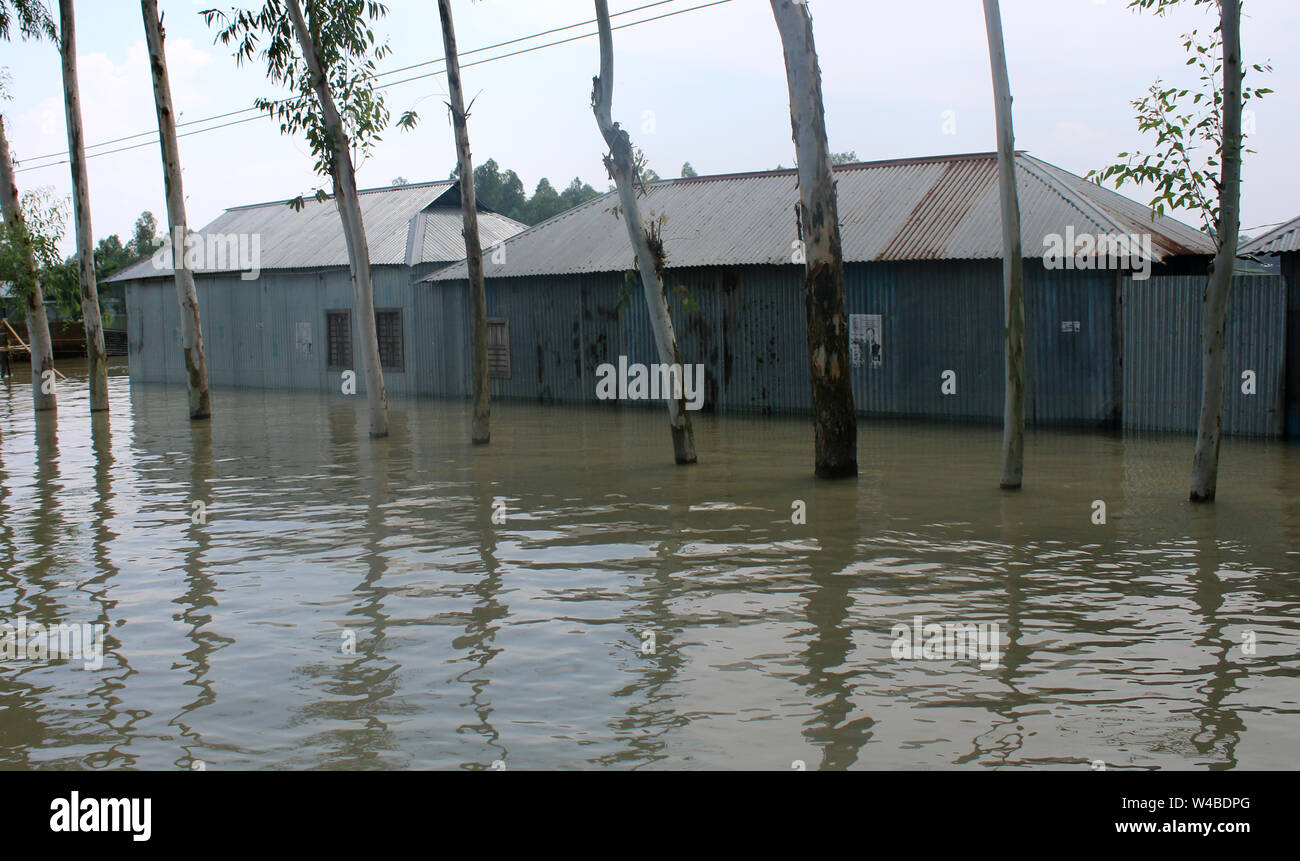 Tangail, Bangladesh. 21 Luglio, 2019. Le case sono visti essere allagato in seguito a pesanti piogge monsoniche a flood area interessata in Tangail.oltre un milione di persone sono state colpite da inondazioni innescato dalle piogge monsoniche e traboccante fiume nel nord, nord-est e regioni collinose in Bangladesh. Credito: SOPA Immagini limitata/Alamy Live News Foto Stock