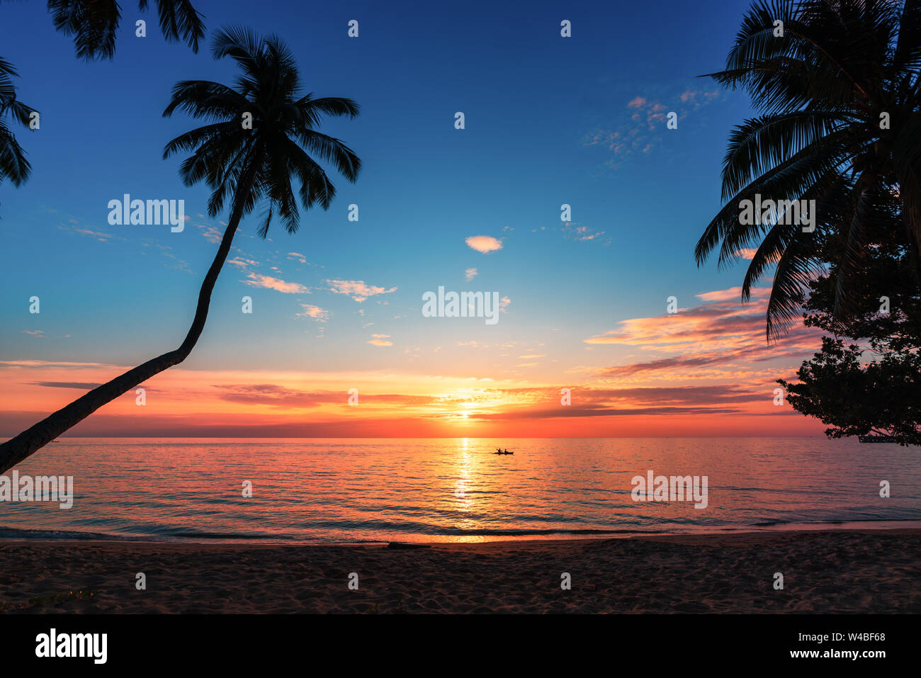 Bel tramonto Cielo. Tramonto sulla spiaggia. Crepuscolo del mare e del cielo. Mare tropicale al tramonto. Drammatica arancione e il blu del cielo. Mare calmo. Tramonto sfondo astratto Foto Stock