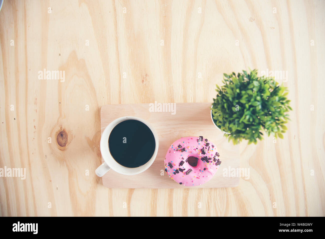 Non la dieta snack, fragola ciambella e caffè nero per chubby donna grassa. Foto Stock